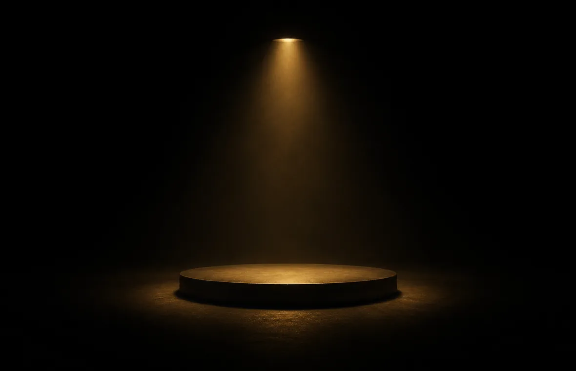 Un projecteur unique eclaire une scene vide.